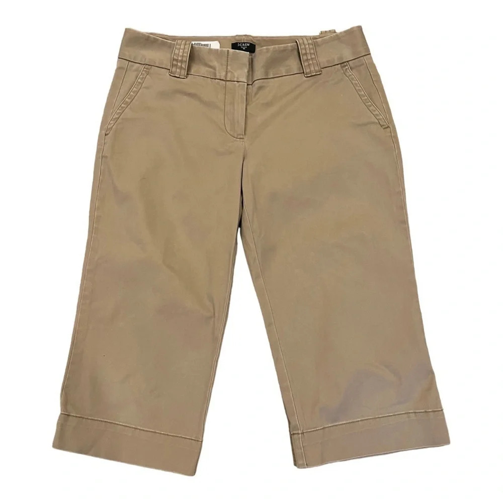 J crew favorite fit capri size 4 
Khaki 
Good condition 
Waist 15”
Inseam 17”